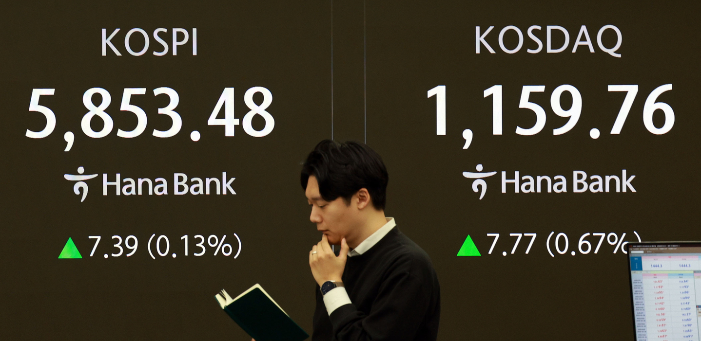 A screen in Hana Bank's trading room in central Seoul shows the Kospi opening on Feb. 24. [YONHAP] 