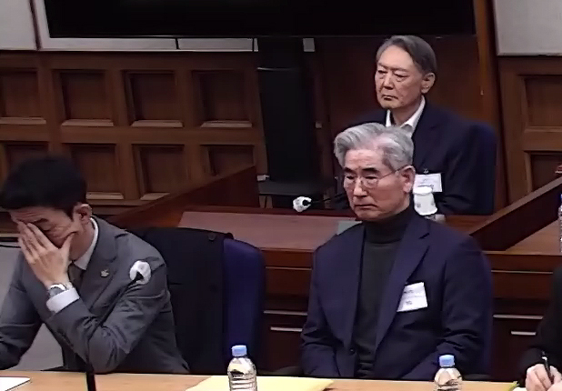 Former President Yoon Suk Yeol (top right) listens as Presiding Judge Ji Gui-yeon delivers the verdict in his first trial on charges of leading an insurrection at the Seoul Central District Court in Seocho District, Seoul, on Feb. 19. The court sentenced Yoon to life imprisonment. At bottom right is former Defense Minister Kim Yong-hyun. [SCREEN CAPTURE FROM THE SEOUL CENTRAL DISTRICT COURT]