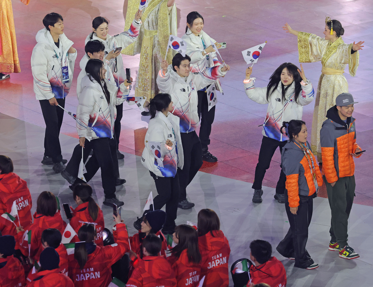 Korean athletes enter the Verona Olympic Arena in Verona, Italy, for the closing ceremony of the Milan-Cortina Winter Olympics on Feb. 22. [YONHAP] 