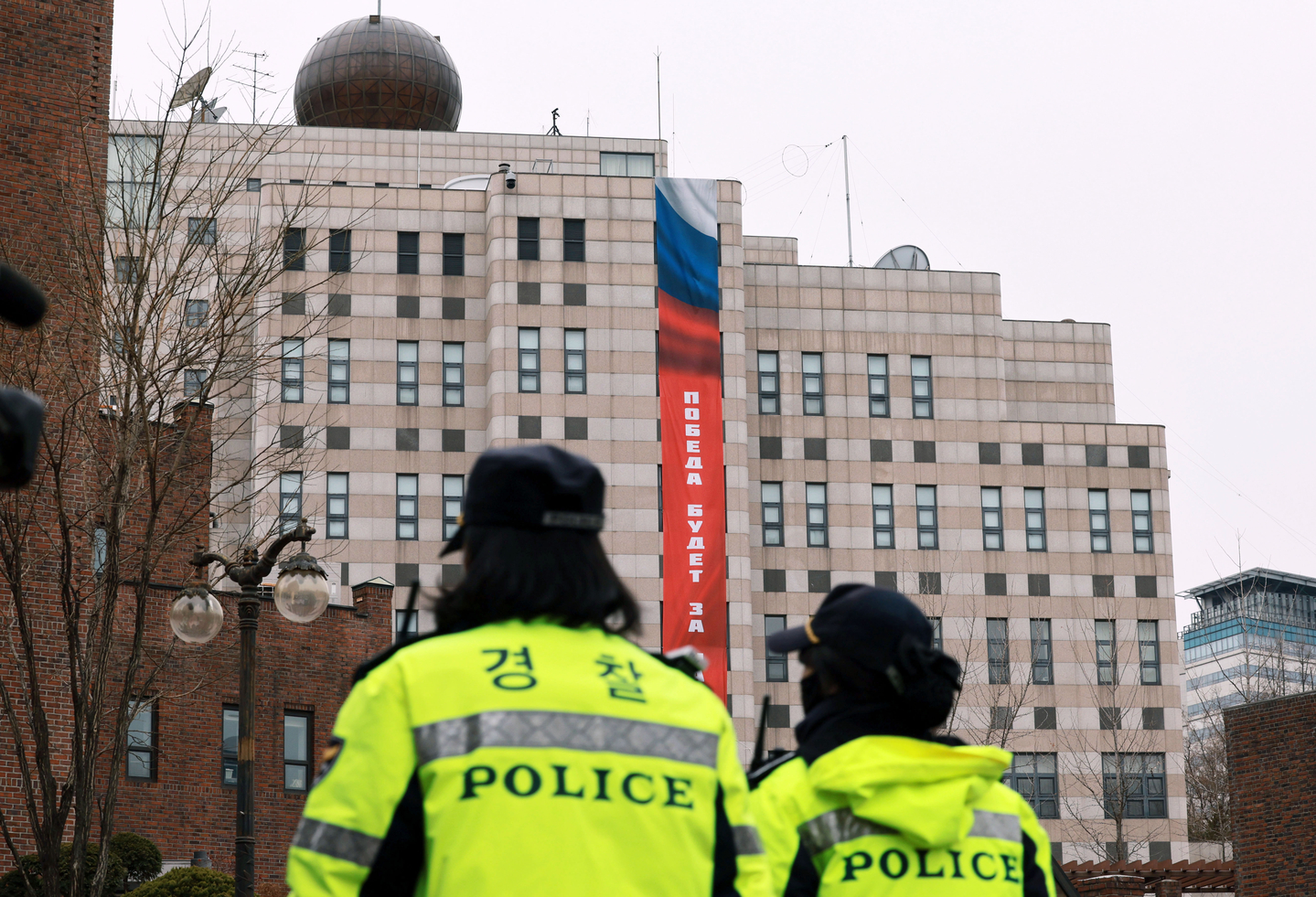 A banner reading ″Victory will be ours″ in Russian hangs on the exterior of the building of the Russian Embassy in Korea in Jung District, central Seoul, on Feb. 24. [NEWS1]