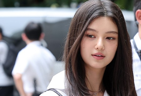 Danielle of NewJeans attends a mediation hearing at the Seoul Central District Court in Seocho District, southern Seoul, on Aug. 14, 2025, in a lawsuit filed by ADOR seeking confirmation of the validity of the group’s exclusive contracts with the agency. [NEWS1]