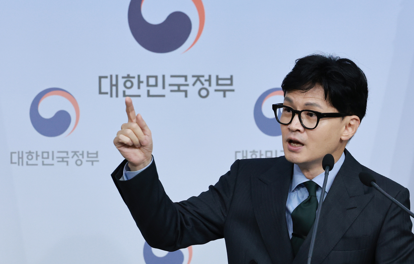 Then-Justice Minister Han Dong-hoon answers reporters’ questions on July 18, 2023, after filing a suit to annul the ruling in the investor-state dispute settlement. [YONHAP]