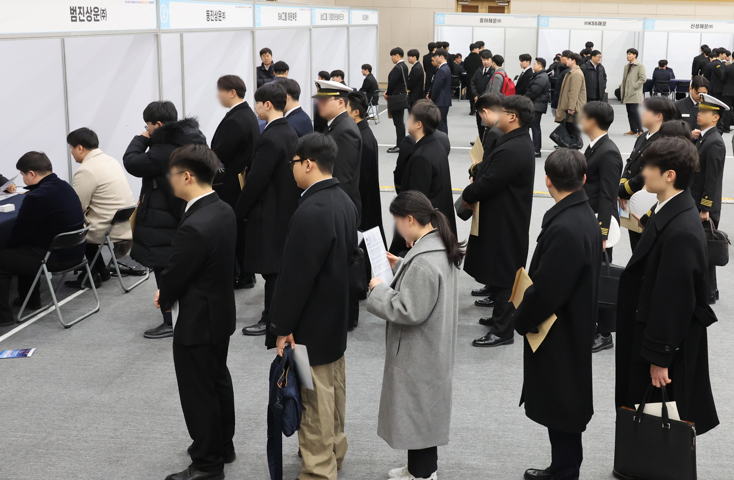 Job seekers line up to sit for interviews at a job fair at Busan Port International Exhibition & Convention Center in Busan on Feb. 10. [YONHAP]