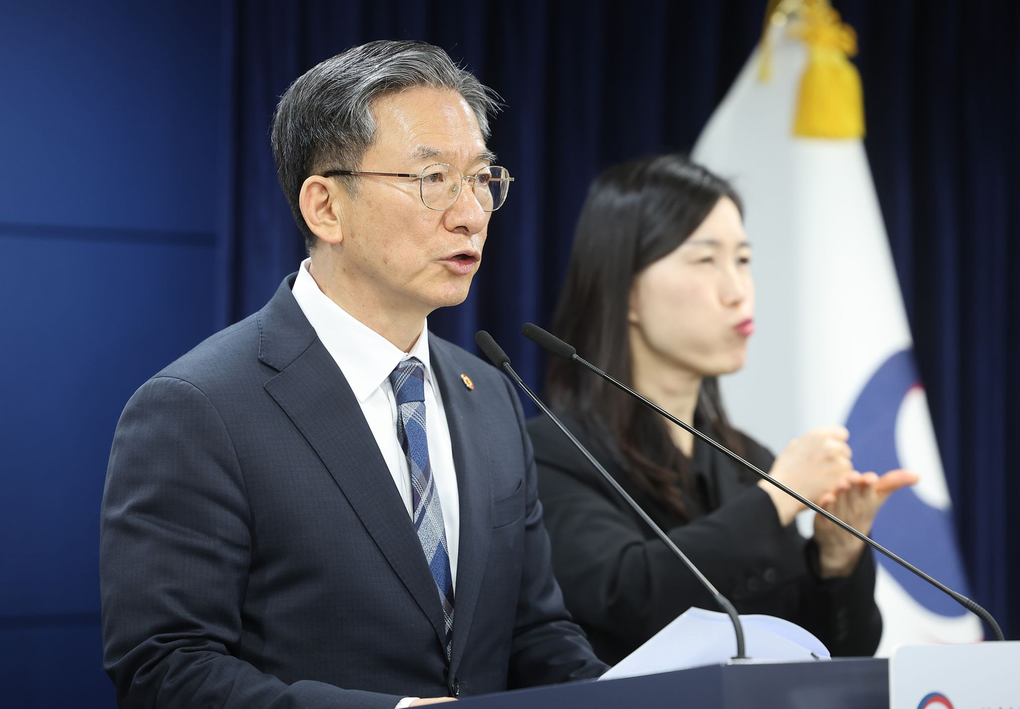 Minister of Justice Jung Sung-ho briefs the press at the Government Complex Seoul on Feb. 23 on the government’s win in a U.K. court set-aside case over an ISDS arbitral award involving Elliott. [YONHAP]