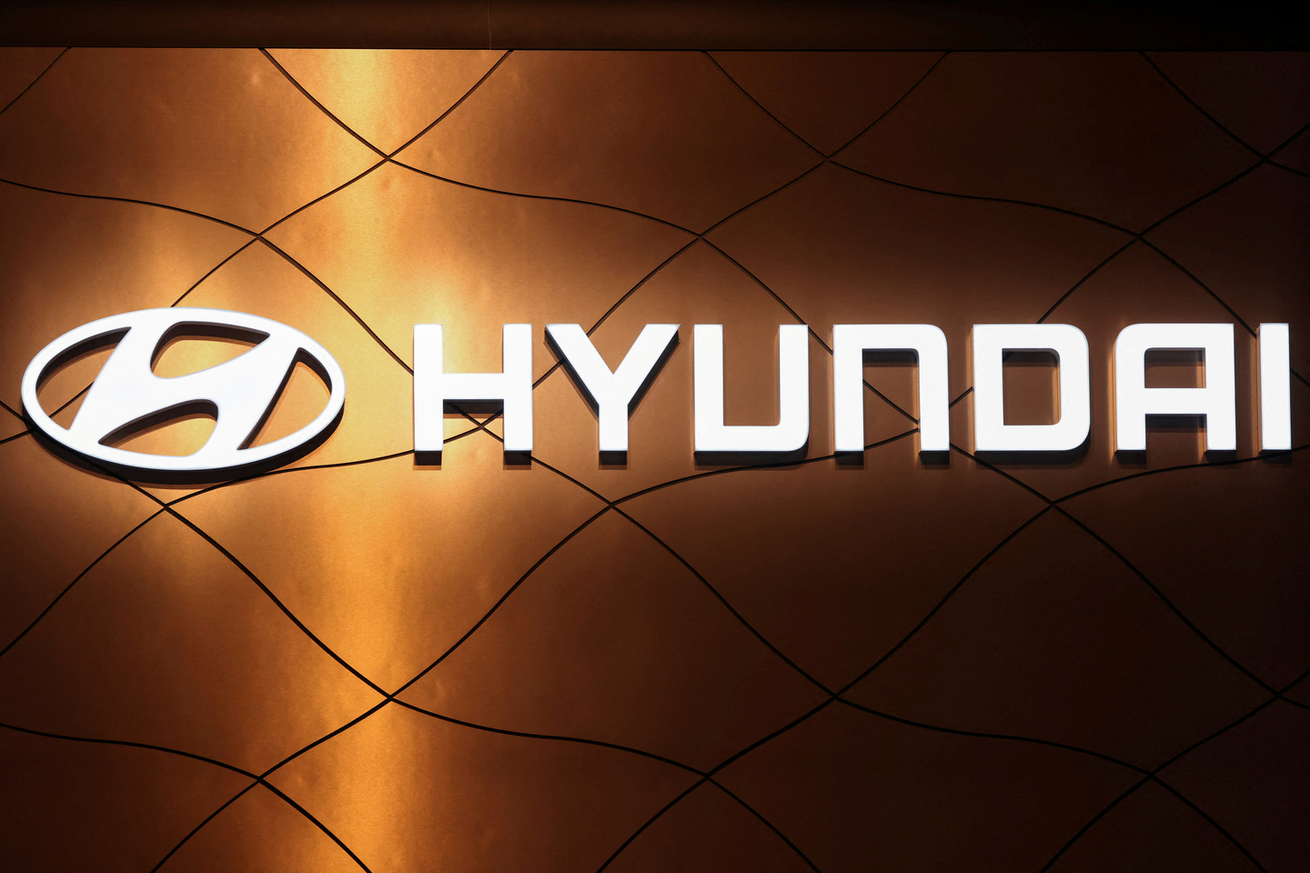 The logo of Hyundai Motor Company is pictured at the New York International Auto Show, in Manhattan, New York, on April 13, 2022. [REUTERS/YONHAP] 