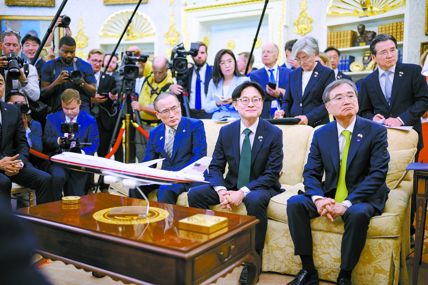 South Korean officials attend the Korea-U.S. summit between President Lee Jae Myung and U.S. President Donald Trump in the Oval Office at the White House in Washington on Aug. 25, 2025, in this photo provided by the White House. Front row, from left: National Security Adviser Wi Sung-lac; Trade, Industry and Energy Minister Kim Jeong-gwan; and Foreign Minister Cho Hyun. Back row, from left: Presidential spokesperson Kang Yoo-jung; Korean Ambassador to the United States Kang Kyung-wha; and presidential policy chief Kim Yong-beom. [NEWS1]