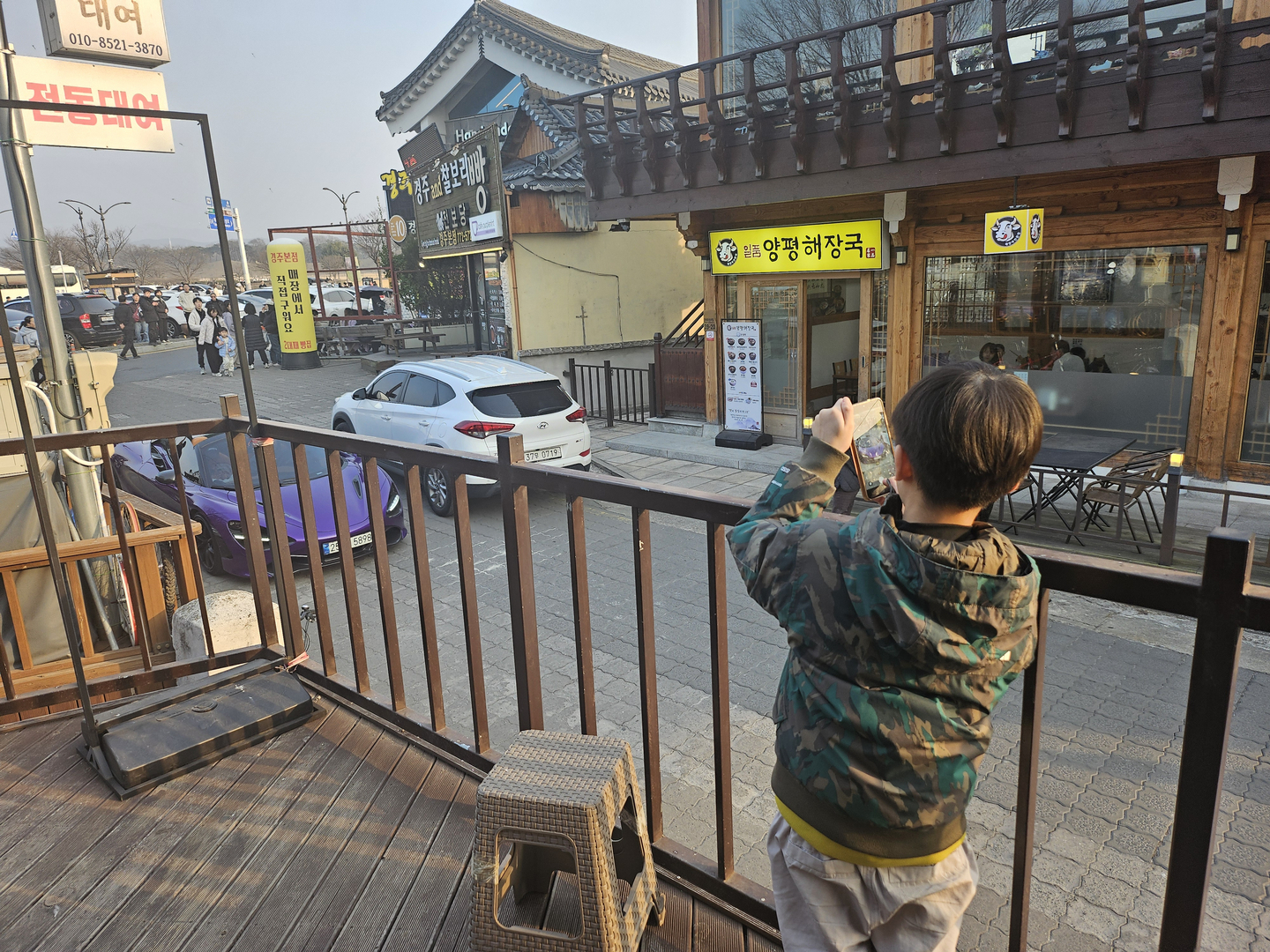 McLaren 720S Spider roared by Daereungwon, Gyeongju in North Gyeongsang on Feb. 15, 2026. Eating 10-won sibwonppang, the bone-rattling engine noise made me leap up, grab my phone, and snap it. Dad photographed me mid-shot. [HWANG DAE-MYUNG, HWANG JOO-WON]