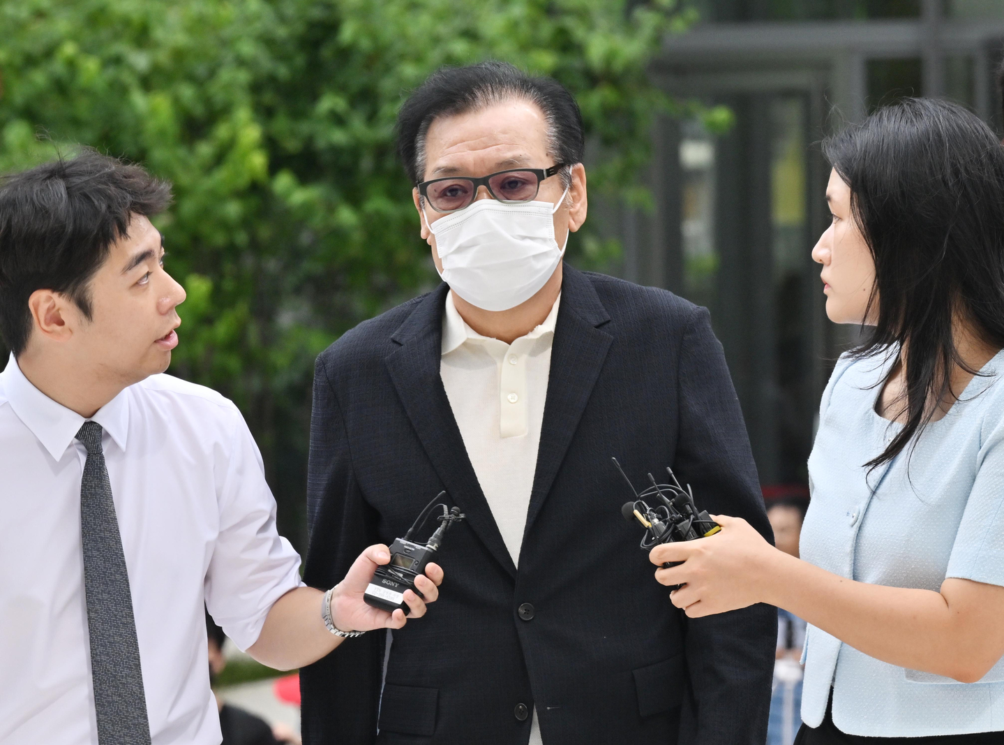 Jeon Seong-bae, known as Geon Jin Beopsa, arrives at the special counsel’s office in central Seoul on Aug. 18, 2025. [JOONGANG ILBO] 