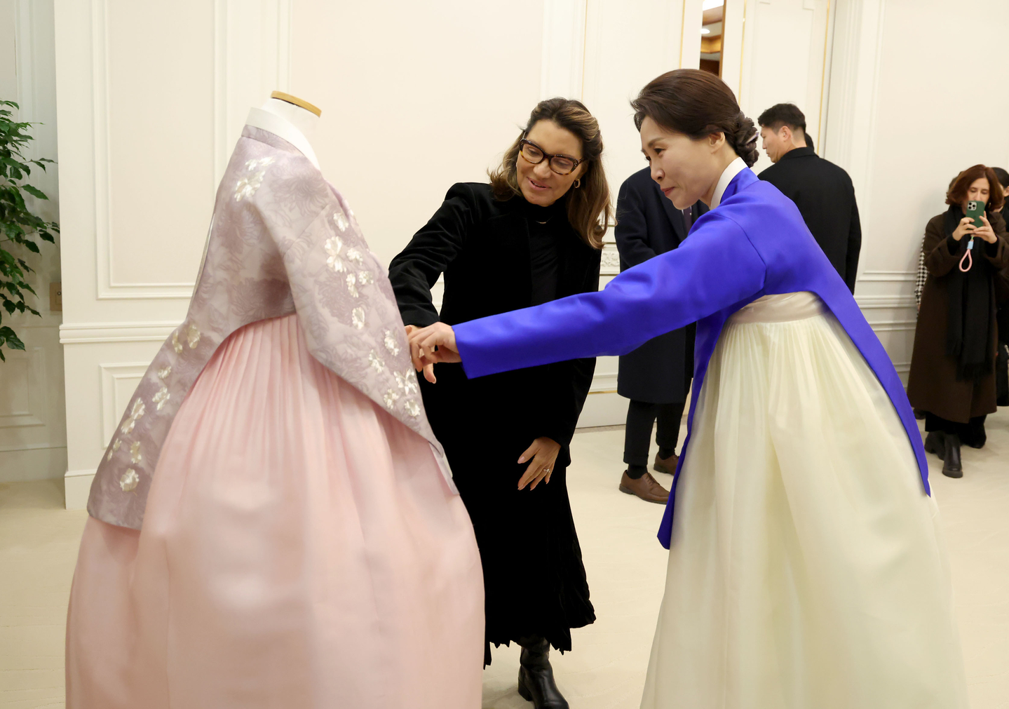 First lady Kim Hea Kyung, right, presents Brazilian first lady Rosângela Lula da Silva, the wife of Brazilian President Luiz Inácio Lula da Silva, with a custom-made "hanbok," or Korean traditional attire, at the Blue House in central Seoul on Feb. 23. [JOINT PRESS CORPS]