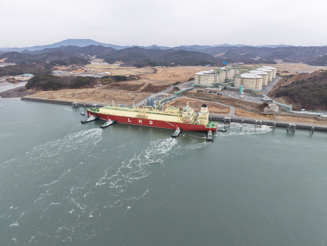 SK Innovation E&S's LNG carrier arrives at its LNG terminal in Boryeong, South Chungcheong, on Feb. 23. [YONHAP] 