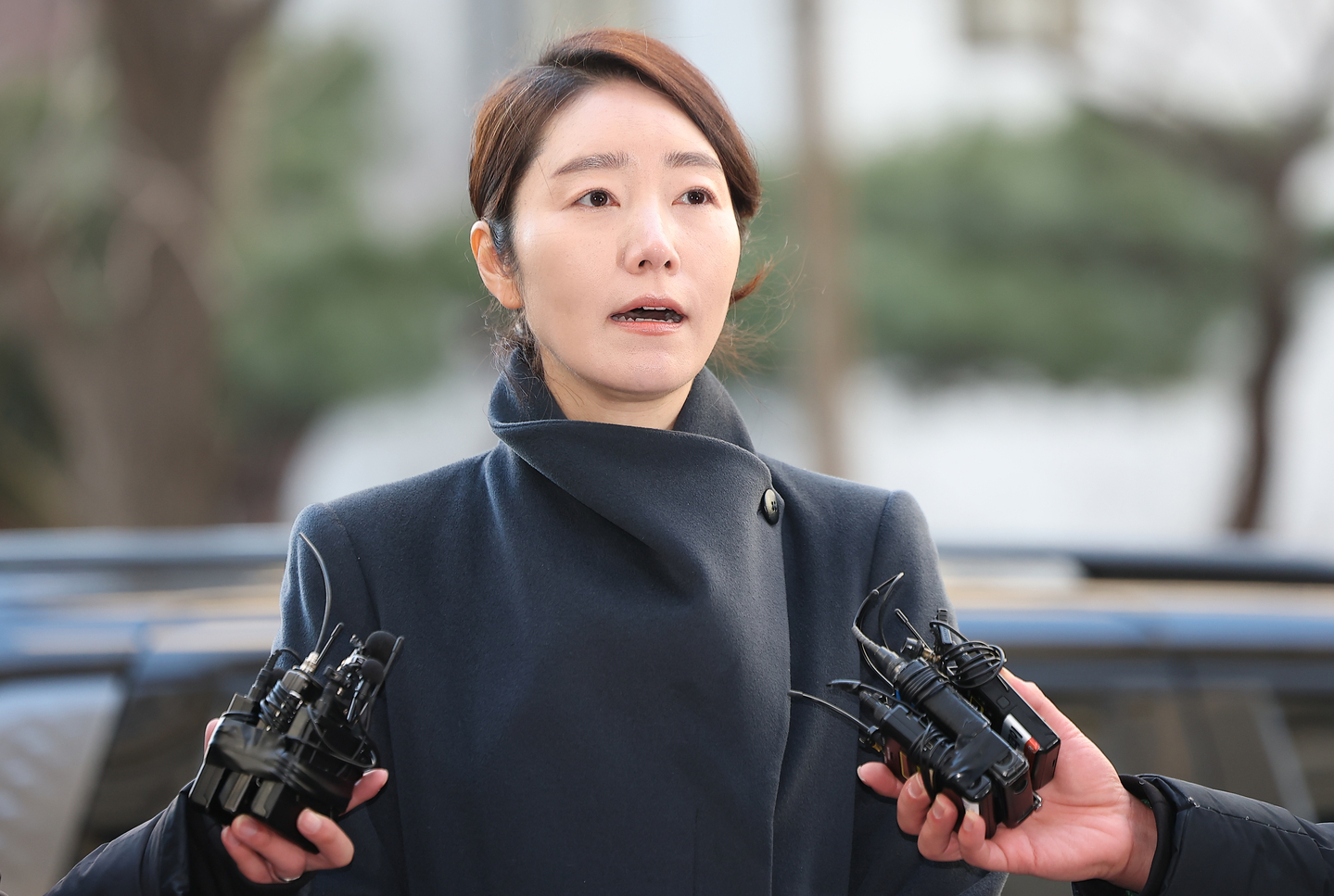 Rep. Kang Sun-woo answers questions from reporters before entering the Seoul Metropolitan Police Agency's Public Crime Investigation Unit in western Seoul on Jan. 20. [YONHAP]