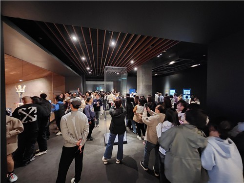 Visitors are seen at an exhibition hall for Silla-era gold crowns in Gyeongju, in this photo provided by the National Museum of Gyeongju [NATIONAL MUSEUM OF GYEONGJU] 
