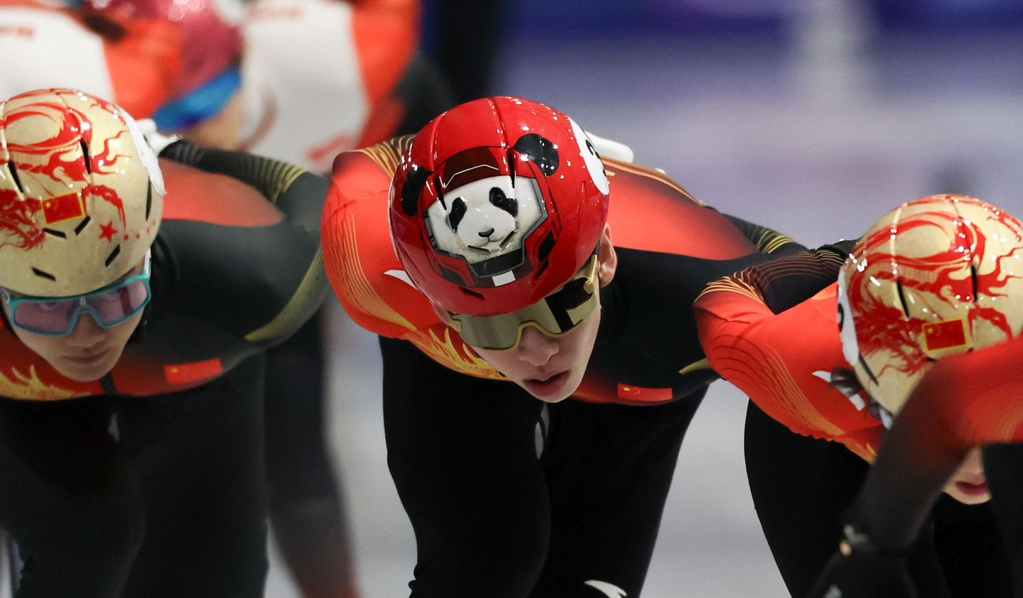 China's Lin Xiaojun, center, trains at the Milano Ice Skating Arena in Italy on Feb. 13. [KIM JONG-HO] 