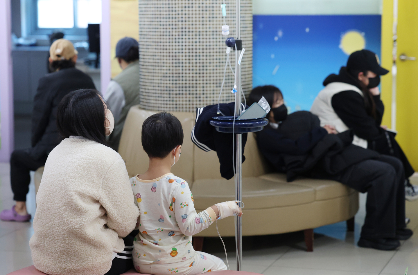 Patients wait for treatment at a children's hospital in Osan, Gyeonggi, on Nov. 28, 2025. [NEWS1]