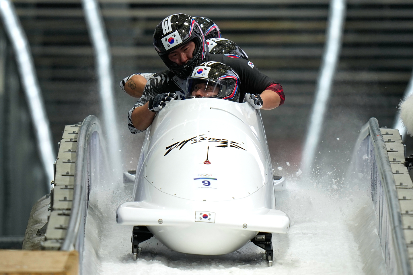 Kim Jin-su, Kim Hyeong-geun, Lee Geon-u and Kim Sun-wook arrive at the finish during a four man bobsled run at the 2026 Winter Olympics in Cortina d'Ampezzo, Italy, on Feb. 22. [AP/YONHAP]