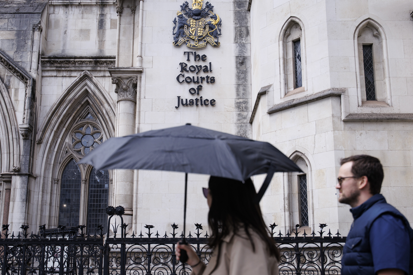 People walk past the Royal Courts of Justice in London on Aug. 28, 2025. [EPA/YONHAP]