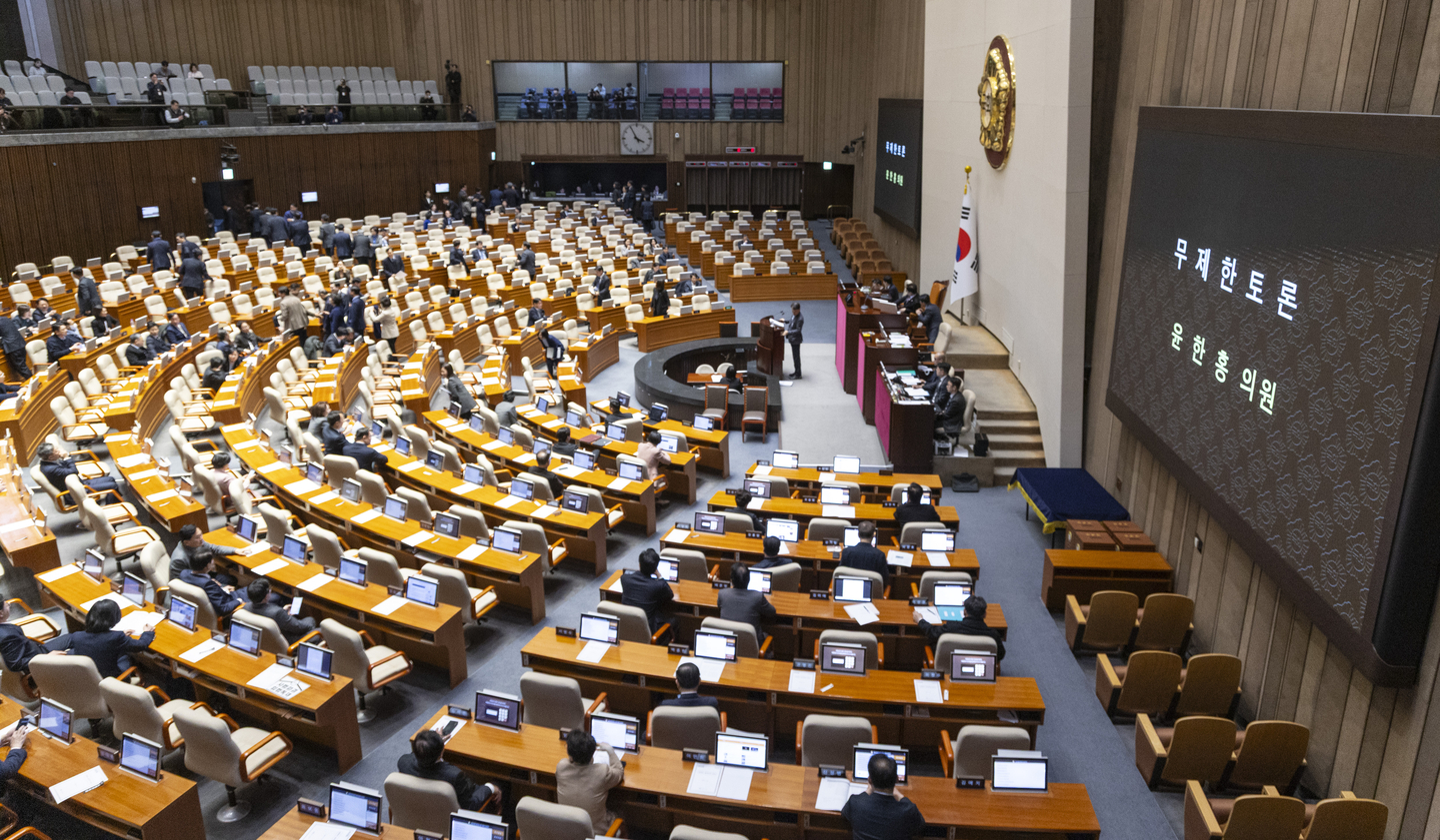 Rep. Yoon Han-hong of the People Power Party begins a filibuster on the third revision to the Commercial Act after the bill reaches the floor of the National Assembly in Yeouido, western Seoul, on Feb. 24. [YONHAP] 