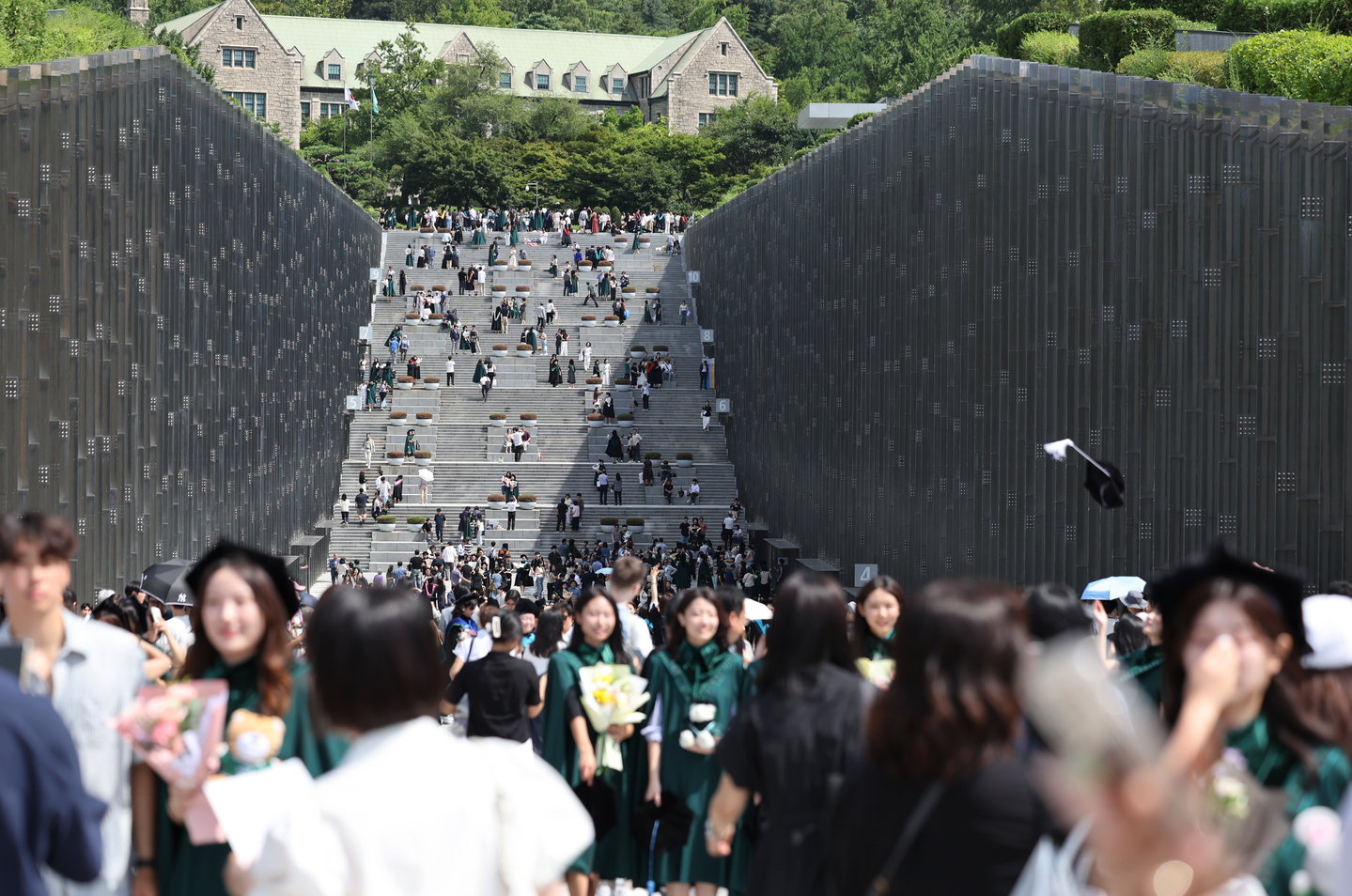 Ewha Womans University’s campus in Seodaemun District, western Seoul, is crowded with graduates and their families during the 2024 late-year commencement ceremony on Aug. 29, 2025. [NEWS1]