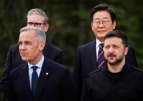 South Korean President Lee Jae Myung, back right, and British Prime Minister Keir Starmer, back left, stand behind Canadian Prime Minister Mark Carney, front left, and Ukrainian President Volodymyr Zelensky during a photo session at the G7 Summit in Kananaskis, Canada, on June 17, 2025. [AP/YONHAP]