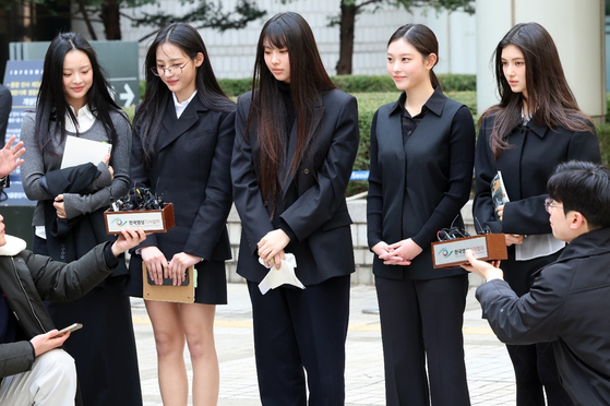 Members of girl group NewJeans speak to reporters after attending the first hearing at the Seoul Central District Court in Seocho District, southern Seoul, on March 7, 2025, related to an injunction filed by ADOR seeking to maintain its status as the group’s management agency. [NEWS1] 