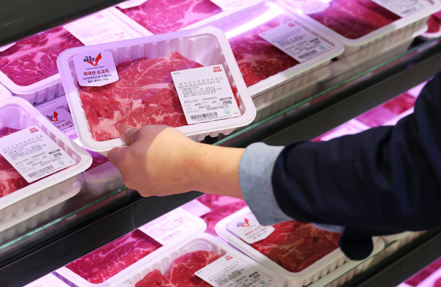Beef imported from the United States is displayed at a retail market in Seoul on Dec. 26, 2025. [NEWS1]