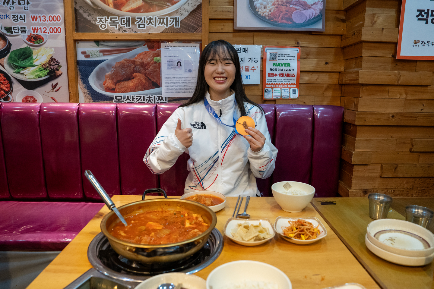 Olympic snowboard bronze medalist Yu Seung-eun poses for a photo at a kimchi stew restaurant on Feb. 21. [JOONGANG]