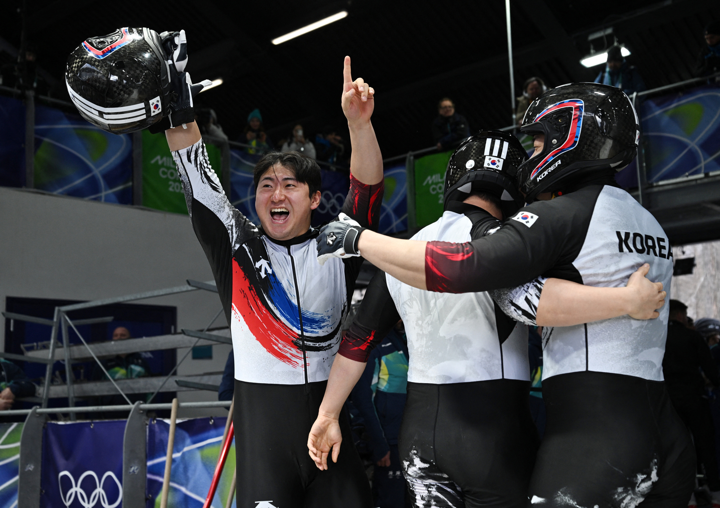  Kim Jin-su, Kim Hyeong-geun, Lee Geon-u and Kim Sun-wook celebrate after its last four man bobsled run at the 2026 Winter Olympics in Cortina d'Ampezzo, Italy, on Feb. 22. [AP/YONHAP]