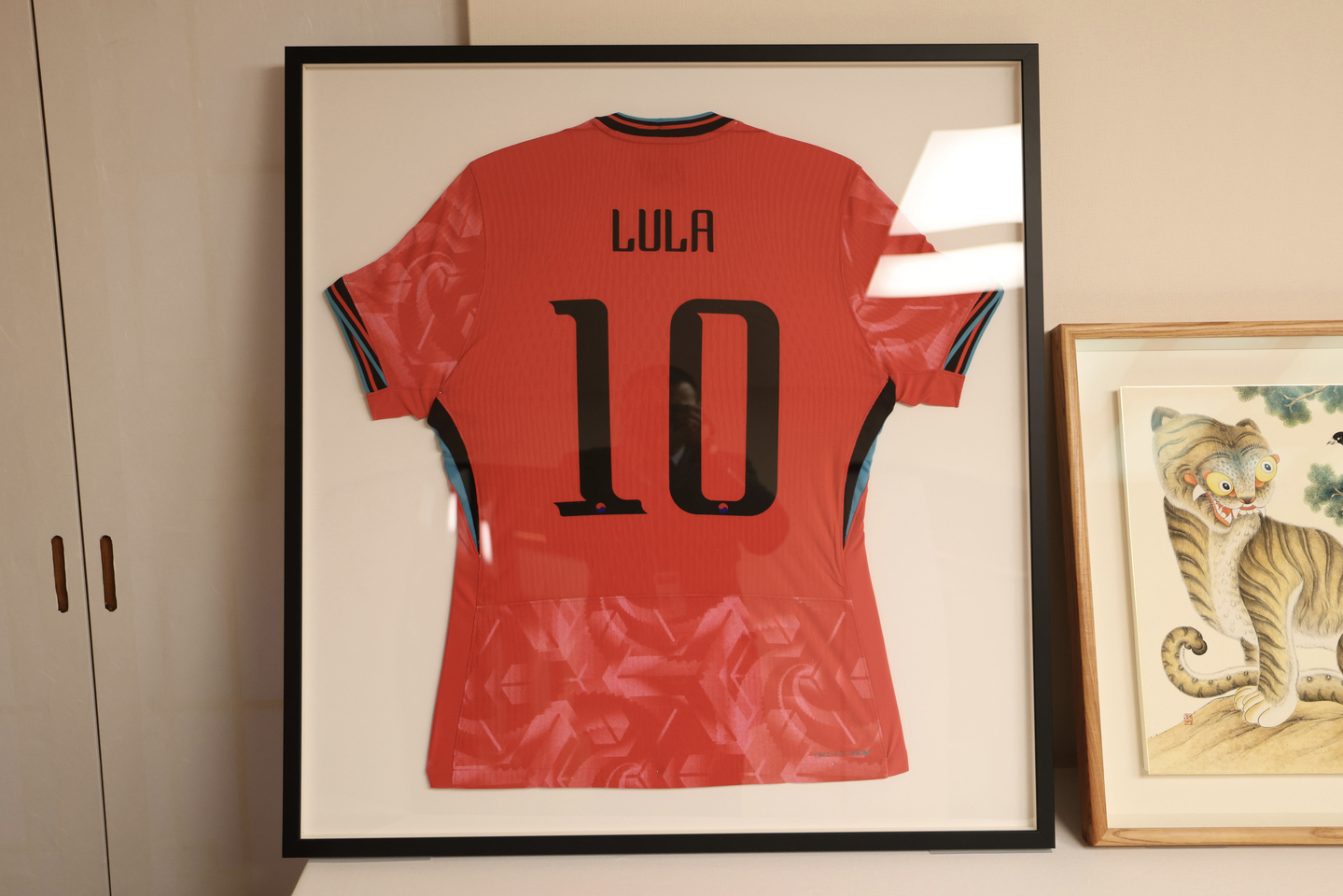 Korean President Lee Jae Myung gifts Brazilian President Luiz Inacio Lula da Silva a Korean national soccer team uniform bearing his name and a tiger painting. [BLUE HOUSE]