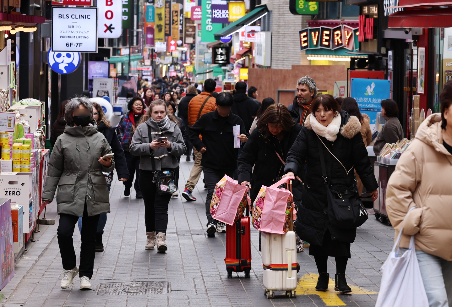 Foreign tourists are seen on the streets of Myeongdong in central Seoul on Feb. 24. [NEWS1]