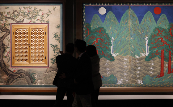 Visitors take a look around the newly renovated Calligraphy and Painting Gallery at the National Museum of Korea on Feb. 25. [YONHAP]