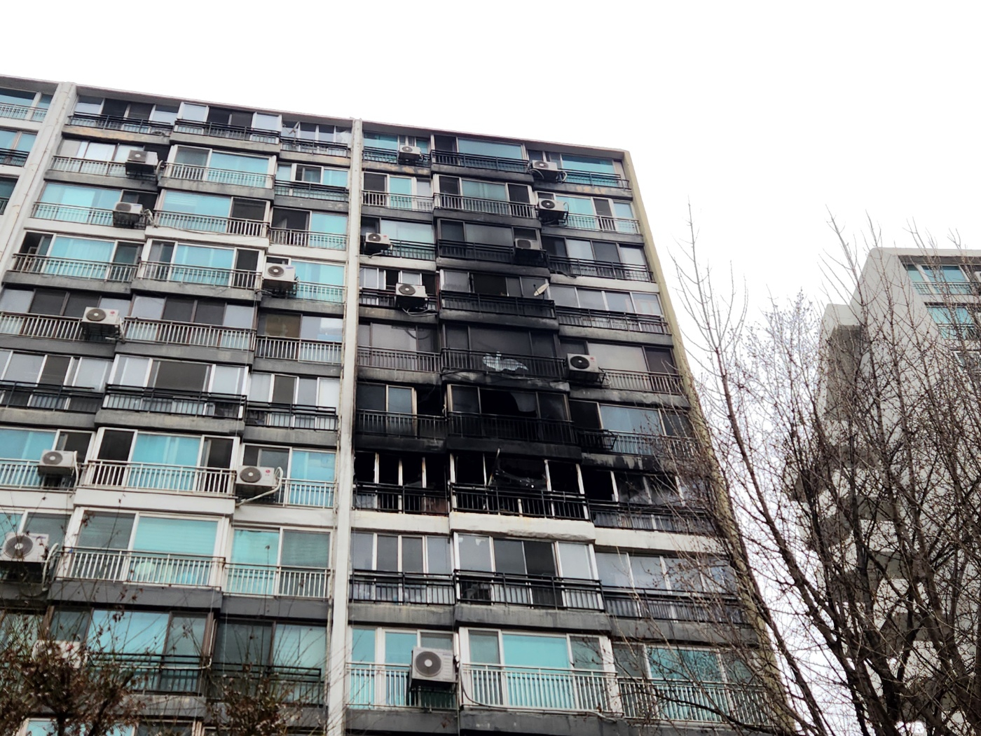 A fire occurred in a unit on the eighth floor of a Eunma Apartments building in Gangnam District, southern Seoul, in the early hours of Feb. 24. [LEE GYU-RIM]