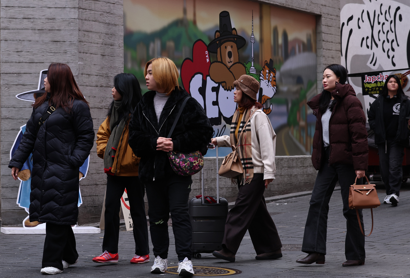 Foreign tourists are seen on the streets of Myeongdong in central Seoul on Feb. 24. [NEWS1]