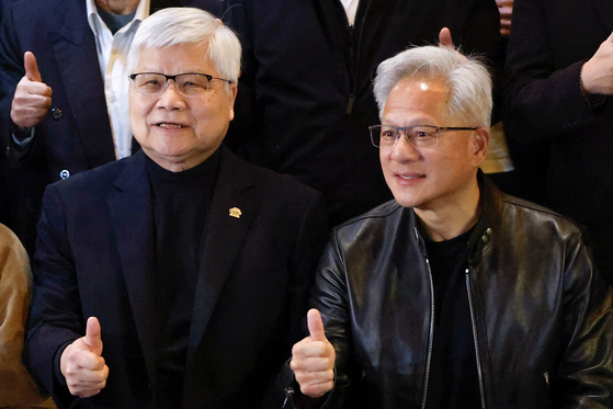 Jensen Huang, CEO of Nvidia, right, and C.C. Wei, CEO of TSMC pose for group photo at a dinner he host with Taiwan tech CEOs in Taipei, Taiwan on Jan. 31. [REUTERS/YONHAP]
