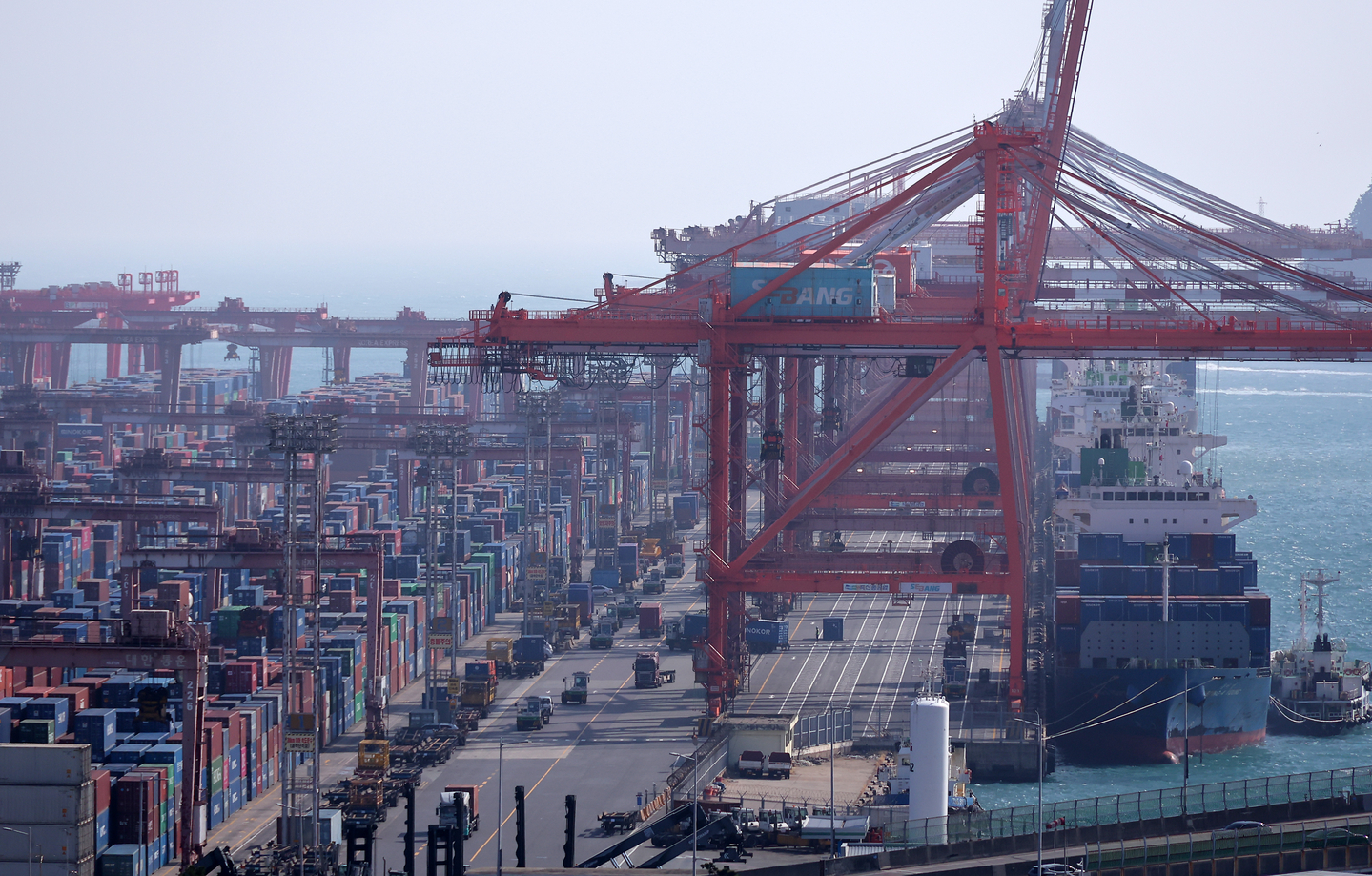 Containers ready for export are stacked at a port in Busan on Feb. 22. [YONHAP]