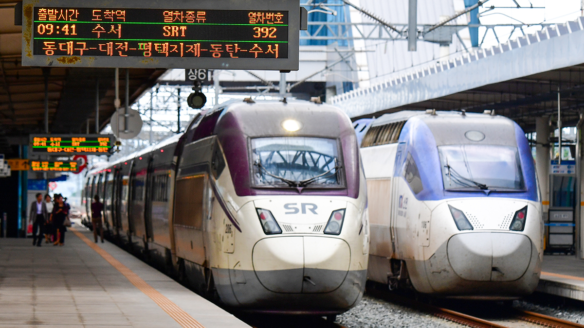An SRT train, left, and a KTX-Sancheon train wait side by side for departure at Pohang Station in Sept. 2023. [NEWS1]