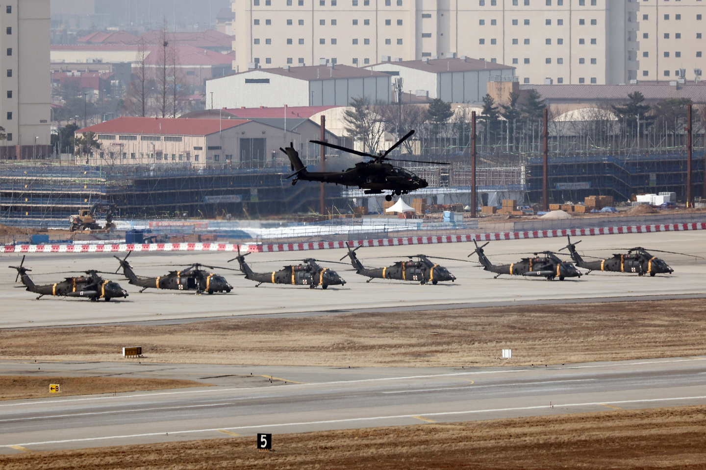 AH-64 Apache helicopters take off at the U.S. Army base Camp Humphreys in Pyeongtaek, Gyeonggi on March 10, 2025, as South Korea and the United States kick off their joint annual military exercise, the Freedom Shield. [YONHAP]