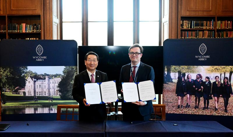 Incheon Mayor Yoo Jeong-bok, left, and Wycombe Abbey Chairman of Council Peter Warren pose for a photo after signing a memorandum of understanding on the creation of a new campus in Incheon during a visit to the school in Buckinghamshire, Britain, on Feb. 24. [INCHEON METROPOLITAN CITY]