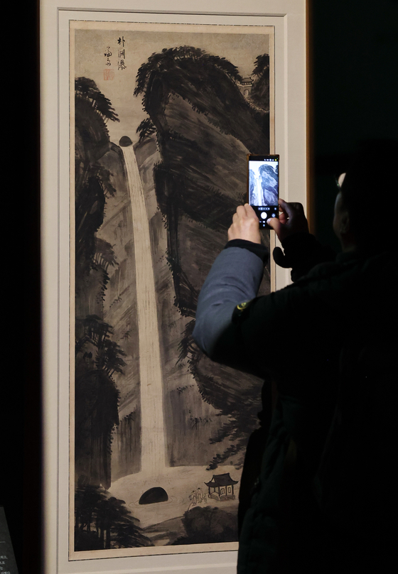 Jeong Seon's "Bakyeon Falls" is on display at the newly renovated Calligraphy and Painting Gallery at the National Museum of Korea on Feb. 25. [YONHAP]