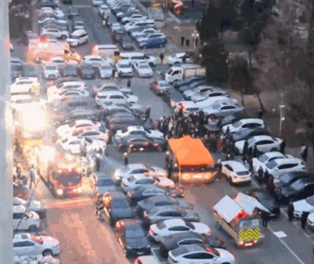 Surveillance footage disclosed by JTBC shows multiple fire engines and ambulances having difficulty entering the grounds of Eunma Apartments in Gangnam District, southern Seoul, shortly after a fire broke out in the early hours of Feb. 24. [SCREEN CAPTURE]