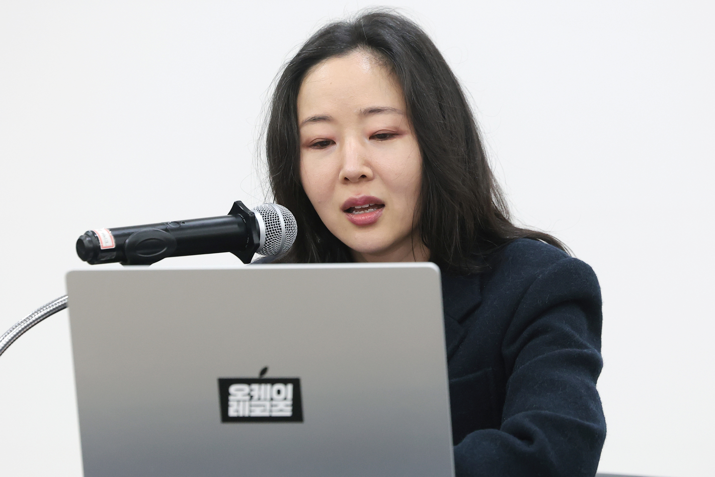 Min Hee-jin, former ADOR CEO and founder of ooak records, speaks during a press conference held in Jongno District, central Seoul, on Feb. 25. [NEWS1]