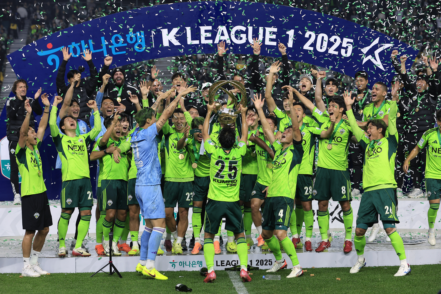 Jeonbuk Hyundai Motors celebrate winning the 2025 K League 1 season at Jeonju World Cup Stadium in Jeonju, North Jeolla on Nov. 8, 2025. [NEWS1]