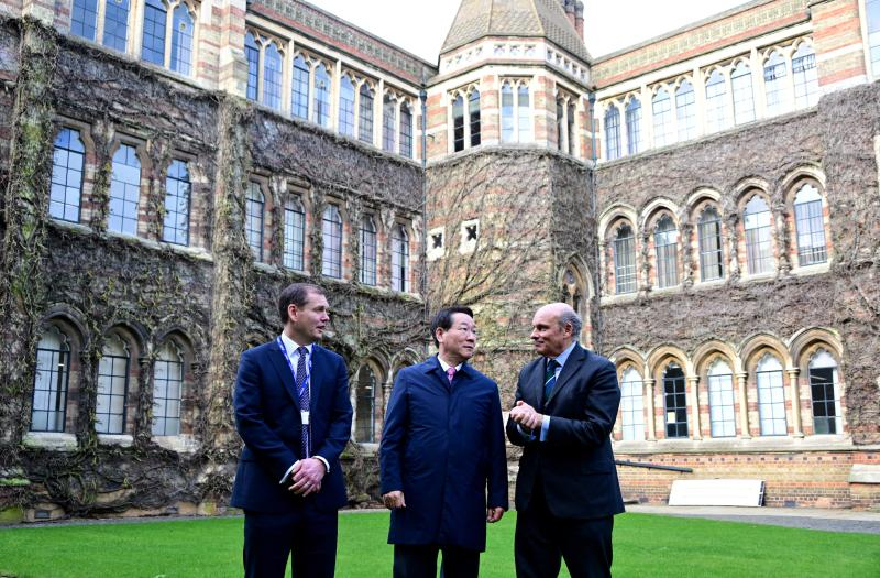 Incheon Mayor Yoo Jeong-bok, center, is accompanied by Rugby School Head Master Gareth Parker-Jones, left, and Rugby School Chair of Governors Nicholas Bacon as he tours the school in Warwickshire, Britain, on Feb. 24. [INCHEON METROPOLITAN CITY]