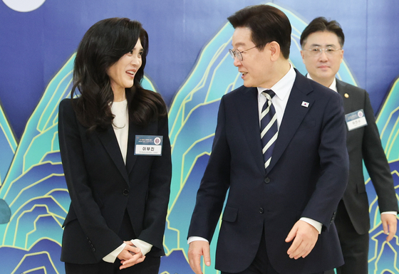 President Lee Jae Myung, right, speaks with Lee Boo-jin, CEO of Hotel Shilla and chairperson of the Visit Korea Committee, ahead of a national tourism strategy meeting at the Blue House in central Seoul on Feb. 25. [JOINT PRESS CORPS]