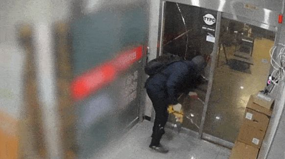 A still from footage of the break-in at a computer store in Pyeongtaek, Gyeonggi, on Feb. 22, uploaded to the YouTube channel “TYPC.” [YONHAP]