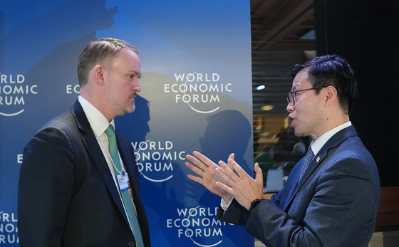 United States Trade Representative Jamieson Greer, left, shakes hands with Trade Minister Yeo Han-koo at the 2026 World Economic Forum in Switzerland on Jan. 20. [YONHAP]