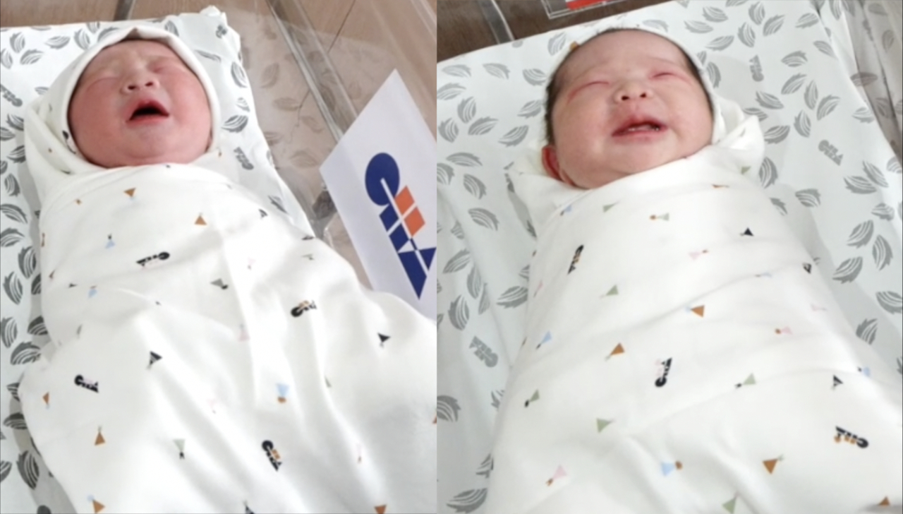 Born at the stroke of midnight, two baby girls became the first babies of 2026. Left is nicknamed Jjaemi and right is nicknamed Dori. [CHA MEDICAN CENTER GANGNAM] 