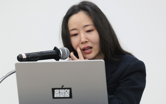 Min Hee-jin speaks to reporters on Feb. 25, with a laptop bearing an “ooak records” sticker. [NEWS1]