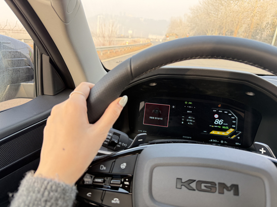 Despite me having my hands firmly on the wheel, the car repeatedly instructed me to “keep hands on the steering wheel.” [SARAH CHEA]