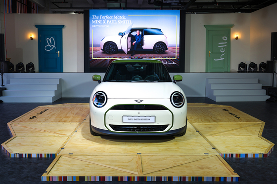 The Paul Smith-collaboration MINI electric Cooper SE [MINI KOREA]