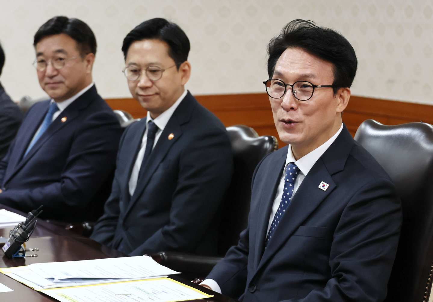Prime Minister Kim Min-seok, right, presides over a government meeting on handling fake news at the government complex in Jongno District, central Seoul, on Feb. 26. [YONHAP]